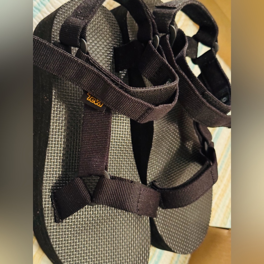 Brand new! Flatform 1 3/4 inch Teva size 8. never worn. In original box.